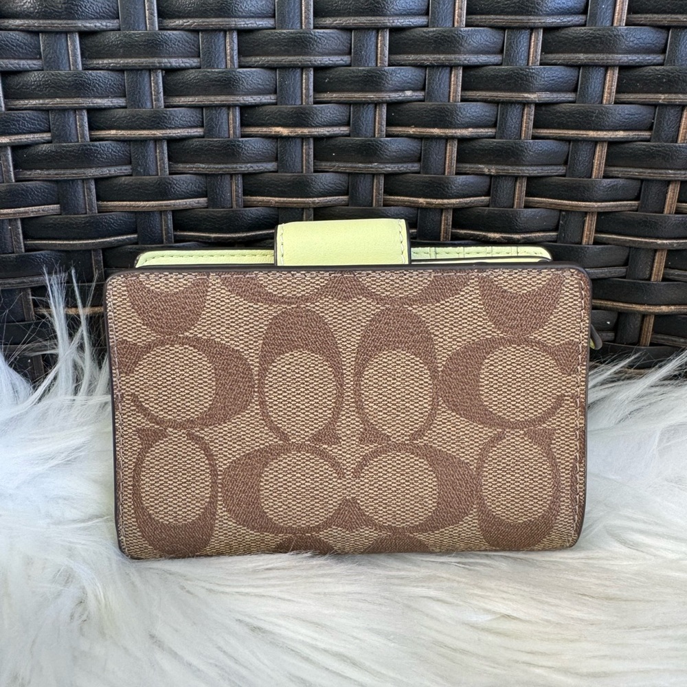 Medium Corner Zip Wallet In Signature Canvas - Picture 2 of 4